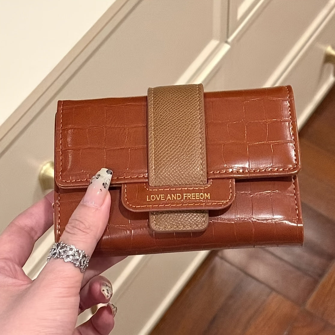 Chic Wallet Vintage Style Brown Crocodile Pattern Wallet for Women | Large Capacity, Multifunctional with Card Slots, Snap Closure, and Coin Purse